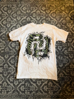 Really Rich T-Shirt - ALDRIG ANVÄND. Kankan merch från Really Rich. Vit T-Shirt från Halloween drop 2025. Är storlek M men Passar S. Säljer då den är för liten för mig. 