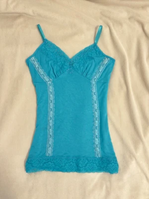y2k turkos spetslinne  - vacker vintage topp med pärlor 🩵uppskattar storleken som xs/s, väldigt mjukt tyg med stretch 🤍köp inte med bring
