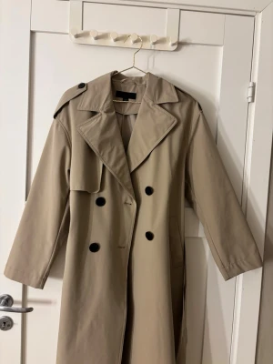 Trenchcoat från zara - Skitsnygg trenchcoat från Zara i helt nyskick! Knappt använd och perfekt nu i vår💖💖nypris 999kr