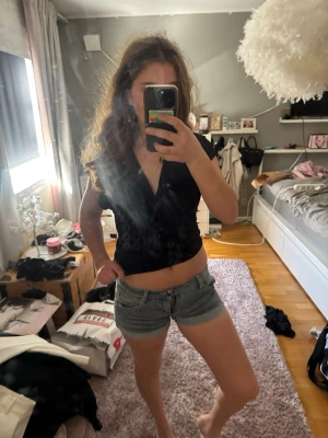 Lågmidjade jeansshorts - Jätte snygga och sköna jeans shorts som tyvärr blivit försmå för mig. De är i storlek 10 men är mer en Xs/S.