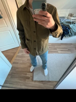 Grön Overshirt  - Säljer denna fina Overshirt till ett bra pris! | Storlek S men sitter mer som M | Hör av dig vid minsta fundering ! | Pris går att diskutera vid snabb affär! | 