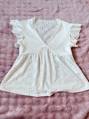 Vit blus - En jättesöt vit blus, orginalet är borttagen från hemsidan🫶🏻