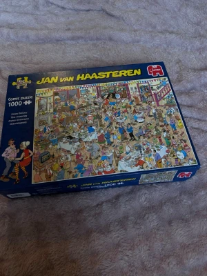 1000 bitars puzzle - Säljer denna 1000 bitars puzzel, kartongen har blivit lite förstörd men själva pusselbitarna är i jättebra skick!