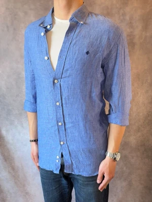 Blå Morris Linneskjorta - Stl S - Riktig snygg Morris Linneskjorta i blått, perfekt till sommaren som närmar sig! 🏖️🌊 | Mycket bra skick: 9,5/10, utan defekter ! | Stl: S |  Modellen är 177cm och väger 74kg, sitter grymt | Hör av dig vid frågor // Galgen 🫡 