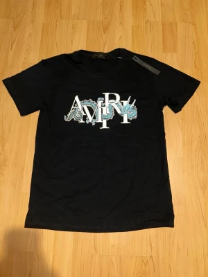 Amiri T-shirt - 10/10! Helt oanvönd Amiri T-shirt till bästa pris 🤩 Om ni har ytterligare frågor är det bara att ställa!🙌🙌