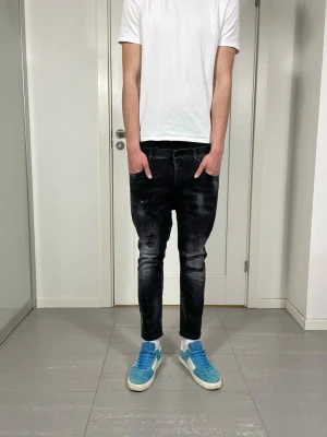 Dondup Jeans  - Säljer nu dessa Dondup Jeans med snygga slitningar och tvätt i populär design som är i storlek 30 men är uppsydda på längden så sitter som storlek 28, skriv för fler bilder/frågor🙌🏼