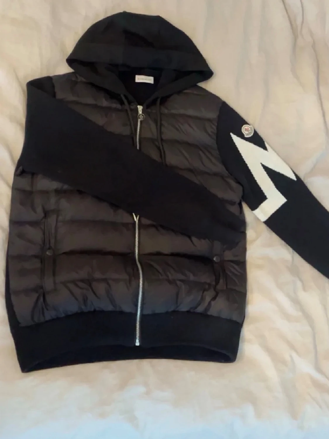 Svart Moncler cardigan med huva