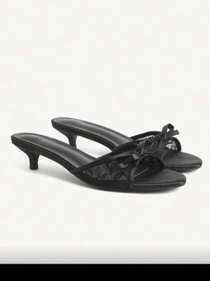 Spetsklackar - Jättefina söta spetsklackar i storlek 36. Använda endast 1 gång så skorna är i ny skick. Klackhöjden är 3,5cm 