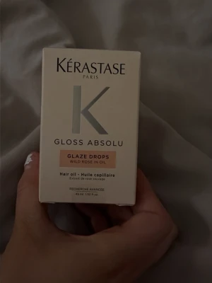 Kérastase Gloss Absolu Glaze Drops - Helt oanvända inte ens öppnad fick två i julklapp därav är den oöppnad. Efter som jag har två kan jag säga att det är väldigt bra och luktar gott och man får ett fin glans i håret❤️❤️nypris är 500kr❤️
