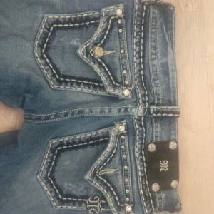 Miss Me bootcut jeans - Snygga bootcut jeans från Miss Me i storlek 26. Dock har ena fickan tappat knappen och hålen på ena bilden är lite större än det syns på bilden. Skriv privat för mått eller fler bilder. Skicka gärna prisförslag 💕