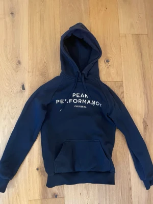 Hoodie st:S - Mörkblå peak performance hoodie i storlek S. Passar för både män och kvinnor! 