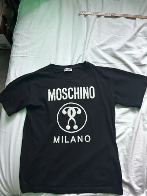 Moschino t shirt - Storlek 152 teen size. Fraktas dagen den köps, size 12 yr 