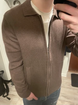 Brun stickad cardigan - Otroligt fin brun stickad cardigan från Selected homme. Passar perfekt till det kalla vädret. Modellen är 180cm, 75kg. Priset kan såklart diskuteras!