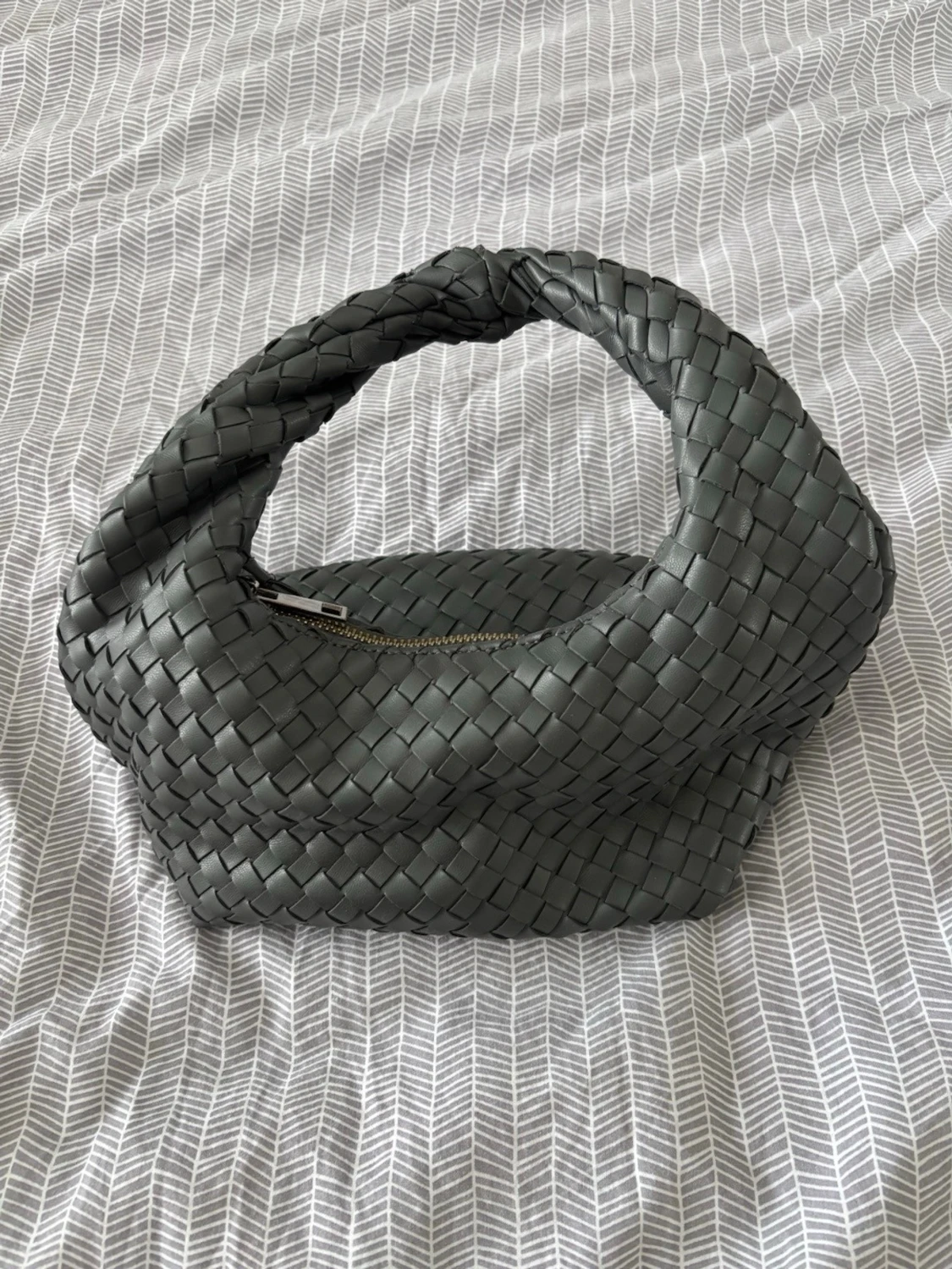 Grå flätad väska - 1