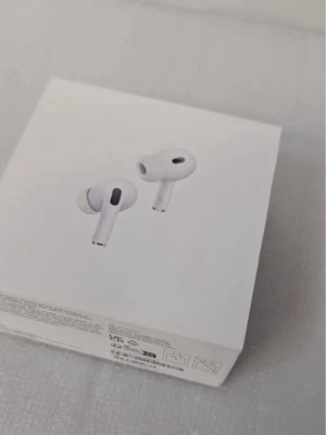 Apple AirPods Pro med laddningsetui - Jag säljer AA+ kopia AirPods Pro som fungerar otroligt bra – det märks knappt att det är en kopia. Levereras komplett med förpackning och laddare, helt nya och oöppnade.  Om du kopplar dem till din mobil och de inte fungerar som de ska kan du kontakta mig. Jag tar retur och skickar ett nytt par utan extra kostnad (gäller inom första veckan).