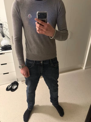 Moncler stickad tröja - Grå snygg stickad moncler tröja i grå, riktigt skönt material, storlek M.