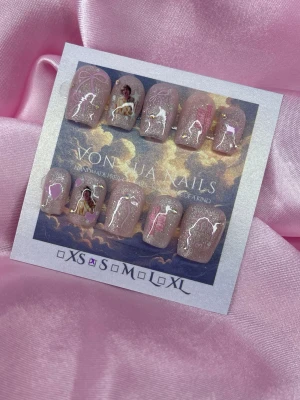 Ramlar (S);Short Ballerina - Superfina handgjorda press-on naglar i ljusrosa med glitter, vita och rosa detaljer samt motiv av Håkan Hellström+text och rosetter. Naglarna har en kort ballerina form och i S: 15 mm, 11,5 mm, 12 mm, 11 mm, 9 mm. Perfekta för dig som vill ha något extra och kreativt på naglarna.