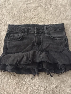 Jeanskjol med volanger - Egensydd jeanskjol med volanger, skulle säga att de passar xs.