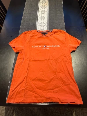 Orange T-shirt från Tommy Hilfiger - Skriv ifall någon info behövs