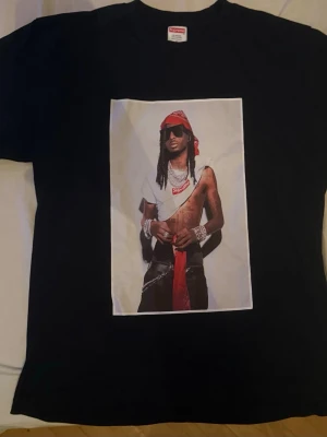 Playboi Carti X SUPREME SvartTshirt - Playboi Carti X SUPREME Collab svart t-shirt. Inget fel med den alls men köpte fel storlek och den passar inte mig🥲 så vill köpa en ny. Storlek S men passar M också! Pris ej hugget och frågor osv i DM🦇🧛🏽