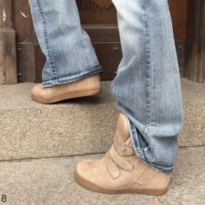 Isabel Marant - Snygga beige sneakers med tre breda kardborreband och diskret sömnad. Skorna har en låg siluett och en klassisk gummisula. Perfekta för en avslappnad streetwear-look och passar till jeans eller andra casual outfits.