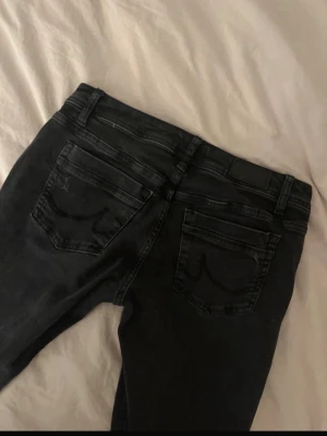 Svarta jeans från Ltb - Svarta jeans från Ltb.  Jeansen har låg midja, bootcut/straight.