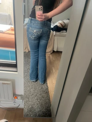 Skitsnygga detaljerade jeans från gina - Säljer ett par blå bootcut jeans frpn gina tricot med snygga fickdetaljer och kontrastsömmar. Jeansen är lågmidjade och passar xs/s. Jättesnygga att styla med en svart överdel. Nypris: ca 300 kr 💓