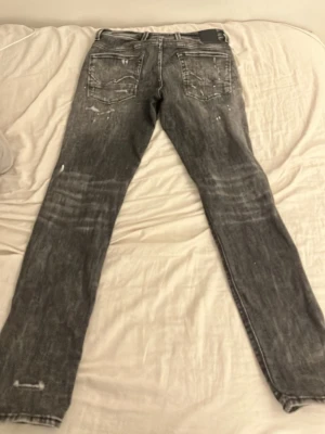 Svarta slitna jeans med raka ben - Slim fit jack & jones jeans med slitningar 