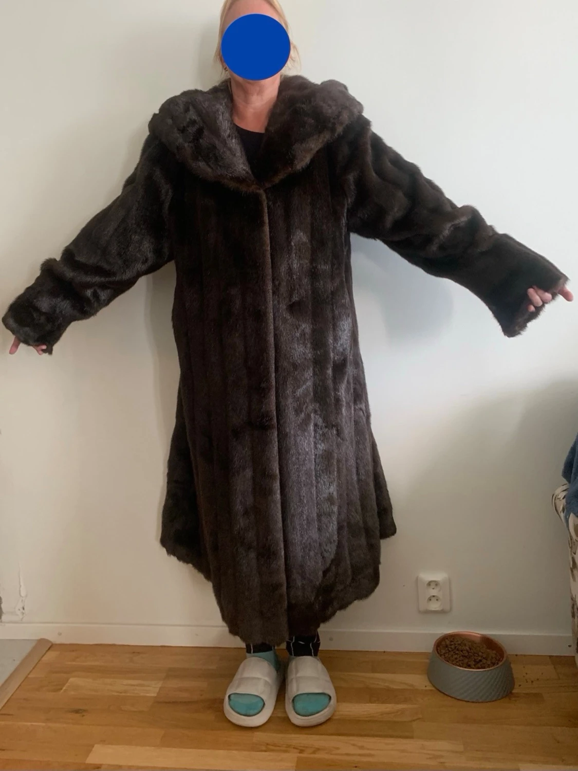 Lång mörkbrun pälsjacka med krage - 5