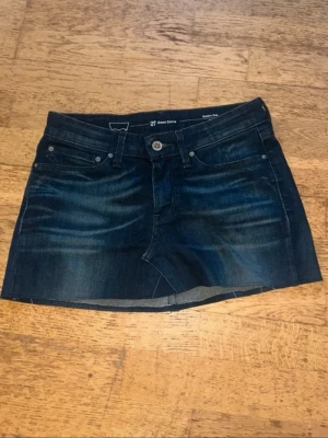 Levi’s jeanskjol - Fin mörkblå kjol från Levis i storlek 27, midjemått 36-37 och längd 30