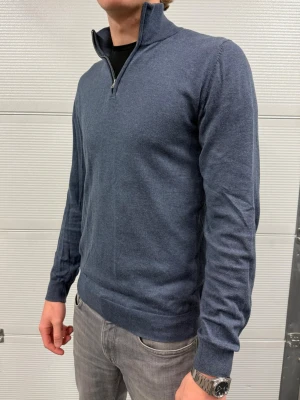 Dressmann zip up  - En zip up tröja från dressmann i väldigt fint skick! Storlek M. Hör av er vid frågor! Modellen är 188 och väger 76kg