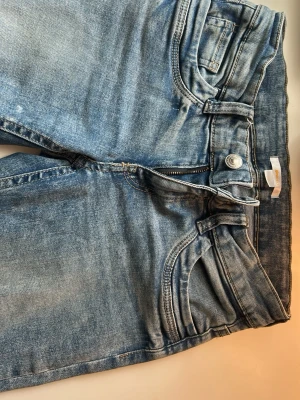 Blå bootcut low waist jeans - Säljer mina jättefina ljusblå jeans från Gina Tricot i storlek 170. Superfin passform och sitter snyggt både till vardag och fest ✨
