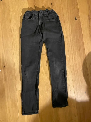 Svarta Detroit jeans 170 - Svarta straight leg jeans i bra skick och storlek 170.