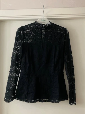 🍒Superfin spetsblus🍒 - 🍒LOVELY LACE🍒Superfin och trendig peplum spetsblus. Blusen har blommigt spetsmönster, knäppning i nacken och är fodrad som en korsett.🍒