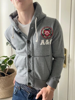 Abercrombie and fitch cardigan  - Abercrombie and fitch cardigan, väldigt liten på modellen. Inga defekter! Modellen i bilderna är 180 cm 75 kg och bär Storlek S, Kom med frågor! 🌟 (Kan gå ned i pris vid köp av paket 😉) 