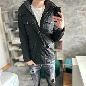 Tiger of sweden field jacket - Bra skick, lite smutsig och ett skrapmärke på ena fickan, jag har bild! Storlek 46/S assar dig som är mellan 175-185cm ungefär. Nypris ca 4000kr. Modellen är 185 cm, 75kg. Passar bra nu till våren! Skriv för mer information!🤝