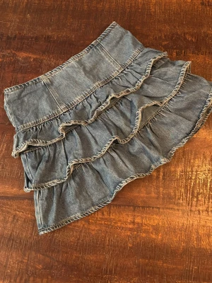 Volang jeanskjol - Säljer en lågmidjad volang jeanskjol. Passar mig som har small i vanliga fall:)