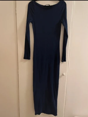 Ribbad långklänning - Mörkblå, ribbad långklänning, storlek M. Går ned till ankeln på mig som är 160cm.   Kom gärna med bud!✨