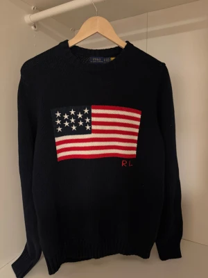 Mörkblå stickad tröja Polo Ralph Lauren - Stickad mörkblå tröja från Polo Ralph Lauren