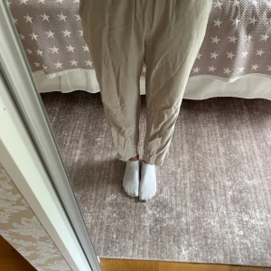 Beige linnebyxor från Lager 157 - Säljer ett par chill beige linnebyxor från Lager 157 med elastisk midja och snörning. Byxorna har raka ben, sidofickor och en bakficka. Perfekta för varma dagar och riktigt sköna att ha på sig. Stryker såklart innan frakt! De är inte använda jättemycket och har inga defekter. De är i stl 160 så passar nån som är 155-165 (Jag är 170 och de är lite korta på mig), det beror på om man vill ha de lite långa eller lite korta, hör av er om frågor!❤️(Säljer även på Vinted om man skulle vilja köpa där)