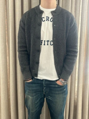 Grå Massimo dutti cardigan - S - Mycket fint skick och inga defekter. kashmir och ullblanding. Modellen på bilden är ca 180 cm. skriv om du undrar över något💸