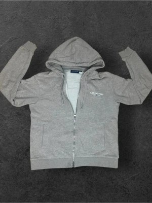 Grå zip hoodie från Lexington - Storlek: S | Skick: 9/10 | Nypris: 999 kr | Skickas 24h inom köp | Kan gå ner i pris vid snabb affär | Skriv vid minsta lilla fundering |  