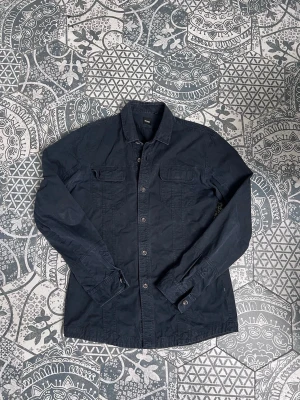 Hugo Boss - Vintage Overshirt - Grymt skön vintage overshirt från Hugo Boss! | Använd men i mycket bra skick! | Svår att få tag på! | Nypris: 1,249 SEK | Perfekt till våren! 🌿 | Vid frågor eller funderingar finns jag i DM! 📩 Mvh CVB Closet