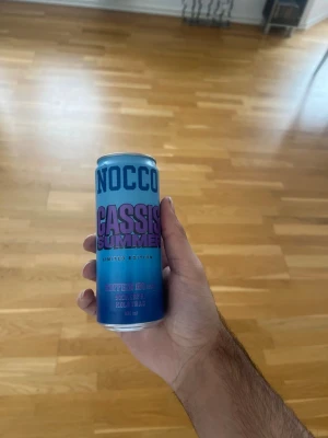 NOCCO Cassis Summer Limited Edition - NOCCO Cassis Summer Limited Edition är en kolsyrad dryck i en blå och lila aluminium burk. Den är sockerfri och innehåller koffein och BCAA. Volymen är 330 ml och smaken är svartvinbär. Perfekt för dig som gillar energidrycker med fräsch smak.