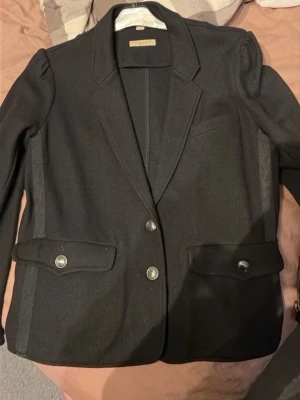 Burberry Brit kavaj  - Säljer denna jätte fina Burberry kavaj eftersom den inte är min stil, aldrig använd och är i jätte bra skick.