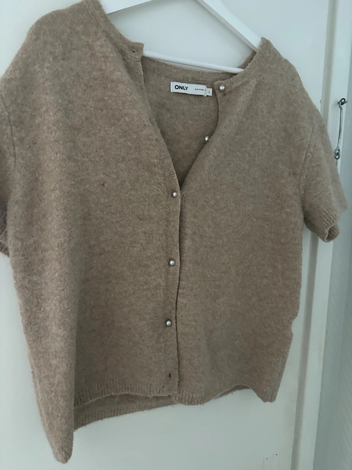 Beige kortärmad kofta med pärlknappar - 3