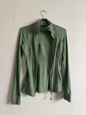 Grön träningsjacka från Lululemon - Den är endast använd ett tillfälle men tog bort etiketten. Super fin grönfärg, den här färgen hittas inte mer hos Lululemon. 