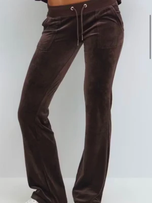 Bruna velourbyxor från Gina Tricot - Säljer dessa bruna velourbyxor från Gina Tricot. 