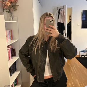 Skinnjacka  - Snygg skinnjacka från h&m med klassisk bombermodell. Har tagit ut axelvaddarna då jag tyckte den blev för bred men inget som syns eller några skador.