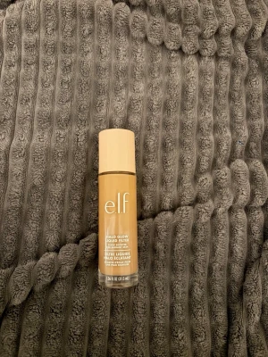 e.l.f. Halo Glow Liquid Filter foundation  - Foundation från e.l.f. i nyansen Halo Glow Liquid Filter. Ger en glowig finish och har en flytande formula som är lätt att applicera. Ditt smink blir sjukt , den blir slät och allt sitter så bra. Pågrund av att jag har aknebenägen hy så har jag använt den 1 gång och insåg att min hud är för känslig för den. Aldrig applicerat på ansiktet med själva locket! I färg shade 4 medium 
